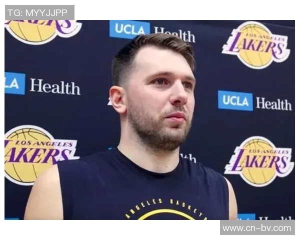 东契奇调侃海斯骑车太危险呼吁大家佩戴头盔安全出行